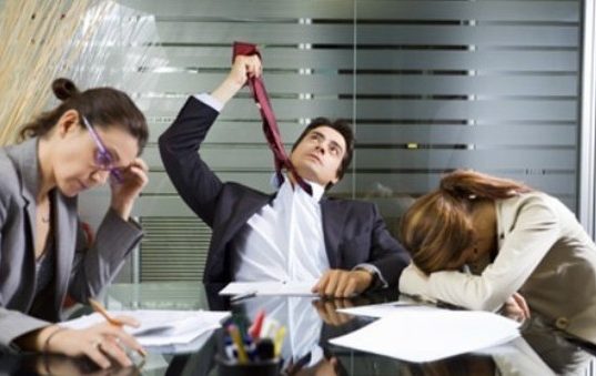 L’estate asfissiante del lavoro: tra pressione commerciale, organici al minimo e la salute negata
