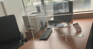 A Intesa Sanpaolo il plexiglas proprio non piace