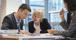 I Venerdì della Consapevolezza: la donna ha lo stesso diritto retributivo dell’uomo perché non è inferiore.