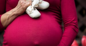 “IL CASO di ADA” La violenza ha molte forme. Quando la maternità diventa penalizzazione, i diritti arretrano.